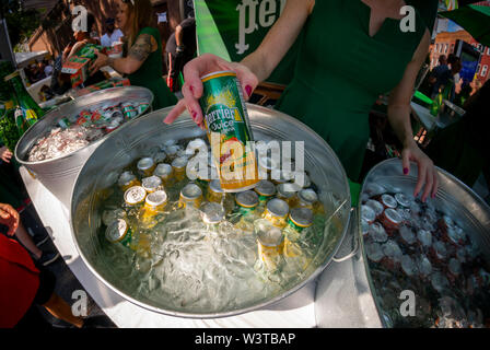 Les canettes de jus d'eau gazeuse aromatisée Perrier, vu à une foire de rue à New York, le dimanche, 14 juillet 2019. Le nouveau produit de Nestlé Waters, la société mère de Perrier, traite de la popularité accrue des eaux gazeuses aromatisées a dirigé par le règne millénaire propose de la Croix. (© Richard B. Levine) Banque D'Images