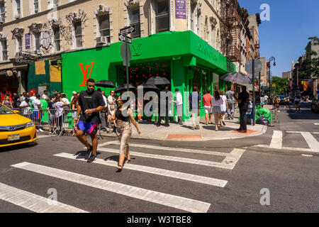 Appel à la génération Y, un pop-up Louis Vuitton attire les foules prêts à attendre en ligne pour saisir, au coeur de New York, dans le quartier branché de Lower East Side, quartier vu le Samedi, Juillet 13, 2019. L'espace est couvert à l'intérieur et dehors dans une couleur normalement réservé pour la télévision écrans verts et met en évidence des éléments de leur directeur artistique, Virgil Abloh's nouvelle collection. (© Richard B. Levine) Banque D'Images