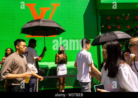 Appel à la génération Y, un pop-up Louis Vuitton attire les foules prêts à attendre en ligne pour saisir, au coeur de New York, dans le quartier branché de Lower East Side, quartier vu le Samedi, Juillet 13, 2019. L'espace est couvert à l'intérieur et dehors dans une couleur normalement réservé pour la télévision écrans verts et met en évidence des éléments de leur directeur artistique, Virgil Abloh's nouvelle collection. (© Richard B. Levine) Banque D'Images