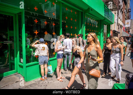 Appel à la génération Y, un pop-up Louis Vuitton attire les foules prêts à attendre en ligne pour saisir, au coeur de New York, dans le quartier branché de Lower East Side, quartier vu le Samedi, Juillet 13, 2019. L'espace est couvert à l'intérieur et dehors dans une couleur normalement réservé pour la télévision écrans verts et met en évidence des éléments de leur directeur artistique, Virgil Abloh's nouvelle collection. (© Richard B. Levine) Banque D'Images