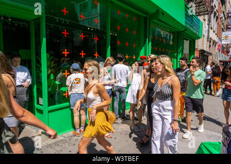 Appel à la génération Y, un pop-up Louis Vuitton attire les foules prêts à attendre en ligne pour saisir, au coeur de New York, dans le quartier branché de Lower East Side, quartier vu le Samedi, Juillet 13, 2019. L'espace est couvert à l'intérieur et dehors dans une couleur normalement réservé pour la télévision écrans verts et met en évidence des éléments de leur directeur artistique, Virgil Abloh's nouvelle collection. (© Richard B. Levine) Banque D'Images