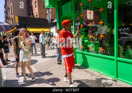 Appel à la génération Y, un pop-up Louis Vuitton attire les foules prêts à attendre en ligne pour saisir, au coeur de New York, dans le quartier branché de Lower East Side, quartier vu le Samedi, Juillet 13, 2019. L'espace est couvert à l'intérieur et dehors dans une couleur normalement réservé pour la télévision écrans verts et met en évidence des éléments de leur directeur artistique, Virgil Abloh's nouvelle collection. (© Richard B. Levine) Banque D'Images