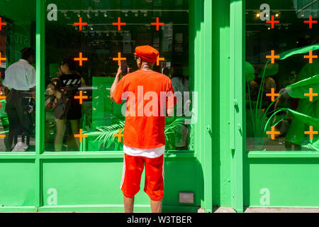 Appel à la génération Y, un pop-up Louis Vuitton attire les foules prêts à attendre en ligne pour saisir, au coeur de New York, dans le quartier branché de Lower East Side, quartier vu le Samedi, Juillet 13, 2019. L'espace est couvert à l'intérieur et dehors dans une couleur normalement réservé pour la télévision écrans verts et met en évidence des éléments de leur directeur artistique, Virgil Abloh's nouvelle collection. (© Richard B. Levine) Banque D'Images