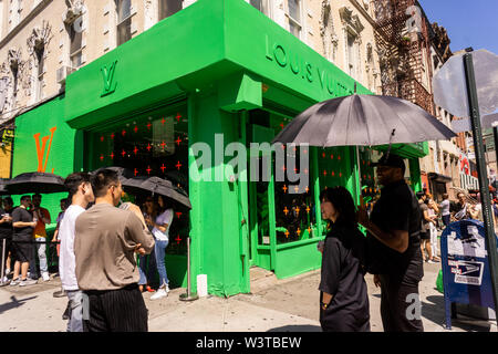 Appel à la génération Y, un pop-up Louis Vuitton attire les foules prêts à attendre en ligne pour saisir, au coeur de New York, dans le quartier branché de Lower East Side, quartier vu le Samedi, Juillet 13, 2019. L'espace est couvert à l'intérieur et dehors dans une couleur normalement réservé pour la télévision écrans verts et met en évidence des éléments de leur directeur artistique, Virgil Abloh's nouvelle collection. (© Richard B. Levine) Banque D'Images