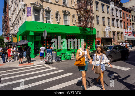 Appel à la génération Y, un pop-up Louis Vuitton attire les foules prêts à attendre en ligne pour saisir, au coeur de New York, dans le quartier branché de Lower East Side, quartier vu le Samedi, Juillet 13, 2019. L'espace est couvert à l'intérieur et dehors dans une couleur normalement réservé pour la télévision écrans verts et met en évidence des éléments de leur directeur artistique, Virgil Abloh's nouvelle collection. (© Richard B. Levine) Banque D'Images