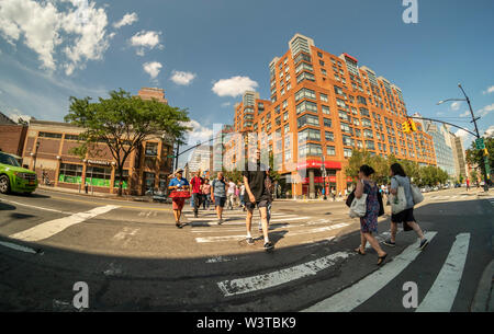 Les piétons traversent l'Avenue de l'Atlantique à la Cour Street dans le centre-ville de Brooklyn à New York, le dimanche, 14 juillet 2019. (© Richard B. Levine) Banque D'Images