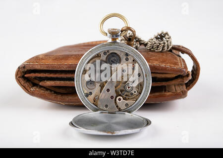 Etui en cuir et une vieille montre sur un tableau blanc. Documents personnels en cuir. Fond clair. Banque D'Images