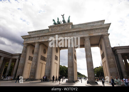 Prise de vue au grand angle de la porte de Brandebourg (Brandenburger Tor) le long d'une fin d'après-midi à Berlin, Allemagne. Banque D'Images