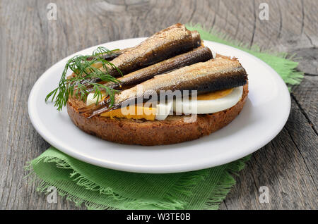 Sandwich avec anchois et de l'oignon vert et l'oeuf sur plaque blanche, vue en gros Banque D'Images