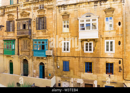 Façade d'immeuble ancien avec balcons colorés à La Valette, Malte Banque D'Images