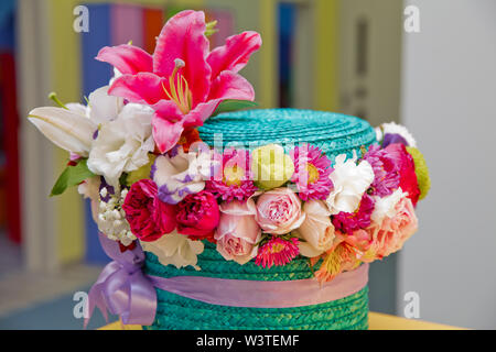 Arrangement de fleurs colorées dans une boîte à Chapeau , un pot de cyan pour une fille sur un cadeau avec des roses . Multi-couleur cyan fleur bouquet . Bouquet de fleurs fait o Banque D'Images