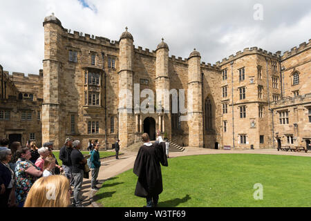 Un groupe de visiteurs d'un 3ème tour guide dans la cour du château de Durham, une partie de l'University College de Durham, England, UK Banque D'Images