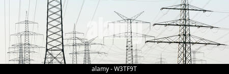 Pylônes électriques haute tension de power station Banque D'Images