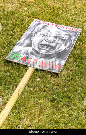 CARDIFF, WALES - Juillet 2019 : "agir maintenant" plaque sur le terrain dans le centre-ville de Cardiff dans le cadre de la protestation contre le changement climatique par la rébellion d'Extinction Banque D'Images