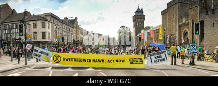 CARDIFF, WALES - Juillet 2019 - Vue panoramique sur une grande bannière bloquant Castle Street à Cardiff. La route était bloquée par la rébellion d'Extinction Banque D'Images