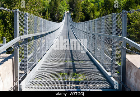 Metal zone piétonne pont suspendu au-dessus de la gorge Ranney à Campbellford, Ontario, Canada. Banque D'Images