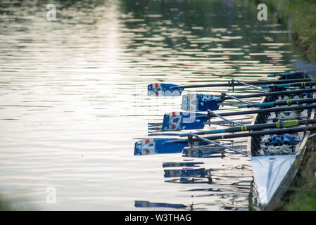 Cambridge UK, 2019-07-17. L'homme 8 l'aviron bateau amarré sur les bords de la rivière au cours de l'assemblée annuelle tenue bosses ville sur la rivière cam Banque D'Images