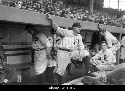 Grover Cleveland Alexander, Portrait debout sur les étapes de l'étang avec les joueurs non identifiés, Philadelphia Phillies, Bain News Service, 1917 Banque D'Images