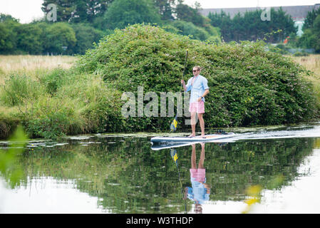 Cambridge UK, 2019-07-17. 8 homme debout sur le paddleboard sur la rivière cam au cours de l'assemblée annuelle des bosses de la ville Banque D'Images