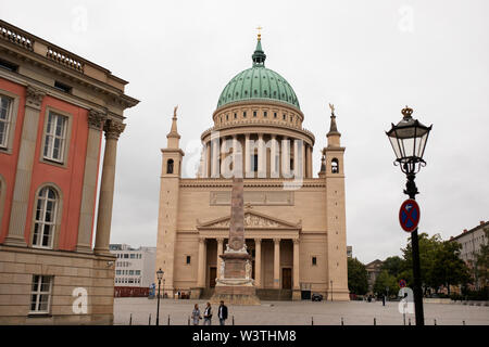 Église Saint-Nicolas sur le marché Alten, dans le centre historique de Potsdam, en Allemagne. Le Landtag Brandenburg council est en premier plan. Banque D'Images