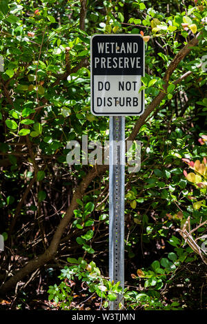 Un des signes de mise en garde à ne pas déranger les visiteurs met en garde contre l'environnement naturel du parc de la Mangrove à Boynton Beach, Floride, USA. Banque D'Images