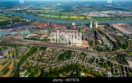 Photo aérienne de l'aciérie HKM Hüttenwerke Krupp Mannesmann GmbH dans Hüttenheim am Rhein avec cokerie à Duisburg Hüttenheim dans la Ruhr Banque D'Images