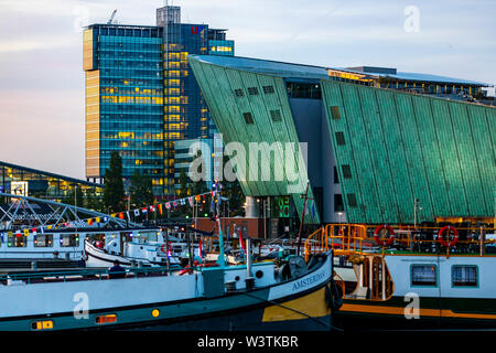 Amsterdam, Pays-Bas, les ponts, les bâtiments sur la Dijksgracht, Nemo Science Museum, Banque D'Images