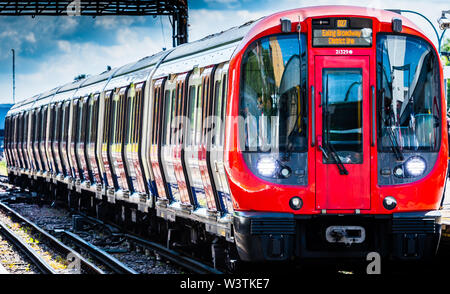 Métro de Londres S Stock District line en direction de la station Ealing Broadway. Banque D'Images