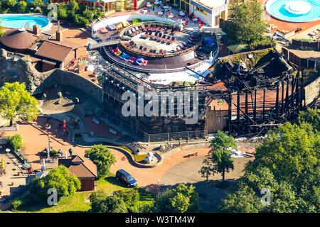 Photo aérienne de l'incendie dans le Niederrheintherme Duisburg-Nienhausen dans dans l'espace sauna à Duisburg dans la région de la Ruhr dans l'Etat fédéral Nordrhein Banque D'Images