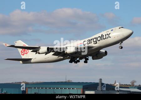 LX-YCV, un Boeing 747-400 exploité par avion cargo transporteur de fret Cargolux Airlines, au départ de l'aéroport de Prestwick en Ayrshire. Banque D'Images