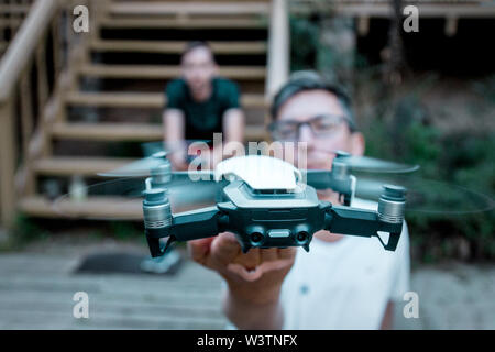 Vilnius, Lituanie - 8 juin 2019 : Man holding DJI MAVIC - AIR drone avec appareil photo, monté sur une tourelle à 3 axes. Banque D'Images