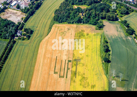 Photo aérienne d'une inscription l'air sur le champ de blé à Mechtenberg sur la ville frontière de Essen et de Gelsenkirchen à Gelsenkirchen dans la Ruhr dans Banque D'Images