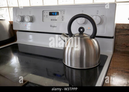 Metal électrique sur une cuisinière électrique Whirlpool haut de l'eau bouillante dans une cuisine dans le USA United States of America Banque D'Images