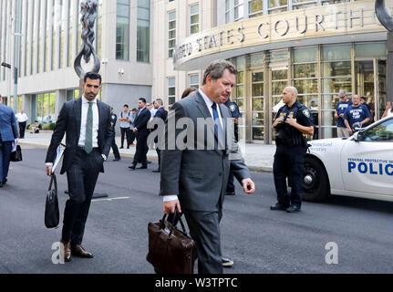 New York, USA. 17 juillet, 2019. Jeffrey Lichtman (C), procureur au pivot mexicain de la drogue Joaquin "El Chapo" Guzman quitte après la détermination de l'extérieur un Guzman tribunal fédéral de New York Brooklyn borough, les États-Unis, le 17 juillet 2019. Les juges américains ont condamné le pivot de la drogue mexicain Joaquin "El Chapo" Guzman à la prison à vie, selon un tribunal saisi d'ici mercredi. Credit : Wang Ying/Xinhua/Alamy Live News Banque D'Images