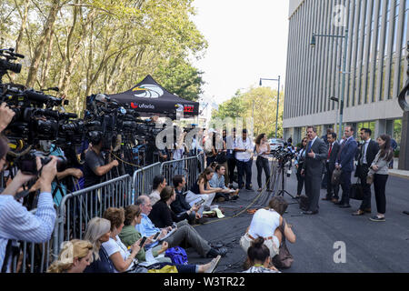 New York, USA. 17 juillet, 2019. Jeffrey Lichtman, avocat mexicain de la drogue pour le pivot de Joaquin "El Chapo" Guzman, parle aux médias après la détermination de l'extérieur un Guzman tribunal fédéral de New York Brooklyn borough, les États-Unis, le 17 juillet 2019. Les juges américains ont condamné le pivot de la drogue mexicain Joaquin "El Chapo" Guzman à la prison à vie, selon un tribunal saisi d'ici mercredi. Credit : Wang Ying/Xinhua/Alamy Live News Banque D'Images