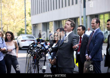 New York, USA. 17 juillet, 2019. Jeffrey Lichtman, avocat mexicain de la drogue pour le pivot de Joaquin "El Chapo" Guzman, parle aux médias après la détermination de l'extérieur un Guzman tribunal fédéral de New York Brooklyn borough, les États-Unis, le 17 juillet 2019. Les juges américains ont condamné le pivot de la drogue mexicain Joaquin "El Chapo" Guzman à la prison à vie, selon un tribunal saisi d'ici mercredi. Credit : Wang Ying/Xinhua/Alamy Live News Banque D'Images