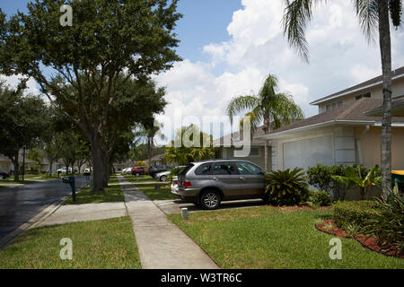 Soleil sur sentier en béton par trottoir gated community à Kissimmee en Floride après le milieu de l'après-midi la pluie douche USA États-Unis d'Amérique Banque D'Images