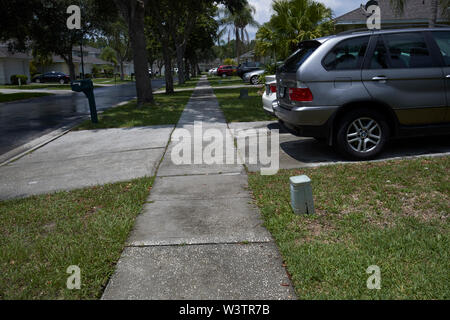 Soleil sur sentier en béton par trottoir gated community à Kissimmee en Floride après le milieu de l'après-midi la pluie douche USA États-Unis d'Amérique Banque D'Images