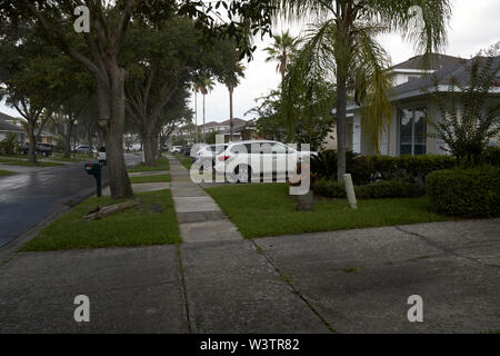 Sentier de la pluie sur le trottoir par communauté fermée à Kissimmee au cours de jour d'été orageux nuages Florida USA United States of America Banque D'Images