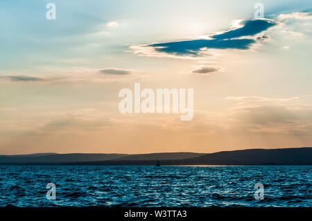 Magnifique coucher de soleil sur le lac Balaton en Hongrie, en Europe un jour d'été. Banque D'Images