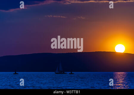 Magnifique coucher de soleil sur le lac Balaton en Hongrie, en Europe un jour d'été. Banque D'Images