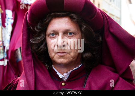 Un homme avec un visage intéressant et presque comique participe à l'événement Palio de Sienne, Italie Banque D'Images