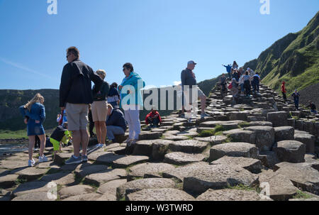 Les touristes visitant la région côtière Causeway géant en Irlande du Nord Banque D'Images