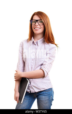 Un portrait of a smiling cute girl nerd à lunettes, tenant un ordinateur portable, isolé sur fond blanc. J'ai hâte de retourner à l'école. Banque D'Images