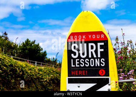 Inscrivez-vous pour des leçons de surf sur une planche de surf à Newquay, Cornwall, UK Banque D'Images