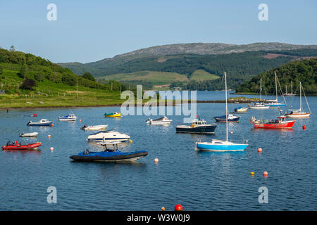 Bateaux au mouillage dans la baie abritée de Loch Sween au pittoresque village de pêcheurs sur la péninsule de Knapdale Tayvallich d'Argyle et Bute, Ecosse, Royaume-Uni Banque D'Images