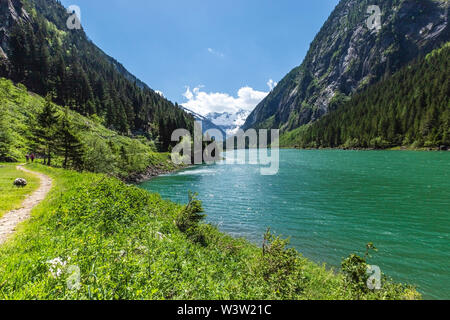 Sentier de randonnée autour de lac de montagne. Alpes, Stillup Lake, en Autriche, région Tyrol Banque D'Images