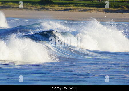 Vagues se brisant sur une plage Banque D'Images