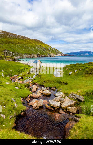 Keem Bay et plage sur la route de l'Atlantique sauvages sur Achill Island, dans le comté de Mayo Irlande Banque D'Images