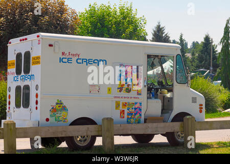 Un camion de crème glacée en stationnement sur la chaussée à la plage Crescent, B. C., Canada Banque D'Images